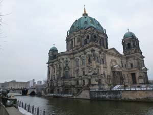 Le Berliner Dom au bord de la Spree