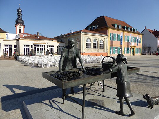 Marchande d'asperges en face du château de Schwetzingen, photo © allemagnevoyage 