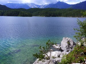 Le lac Eibsee près de Grainau au pied de la Zugspitze