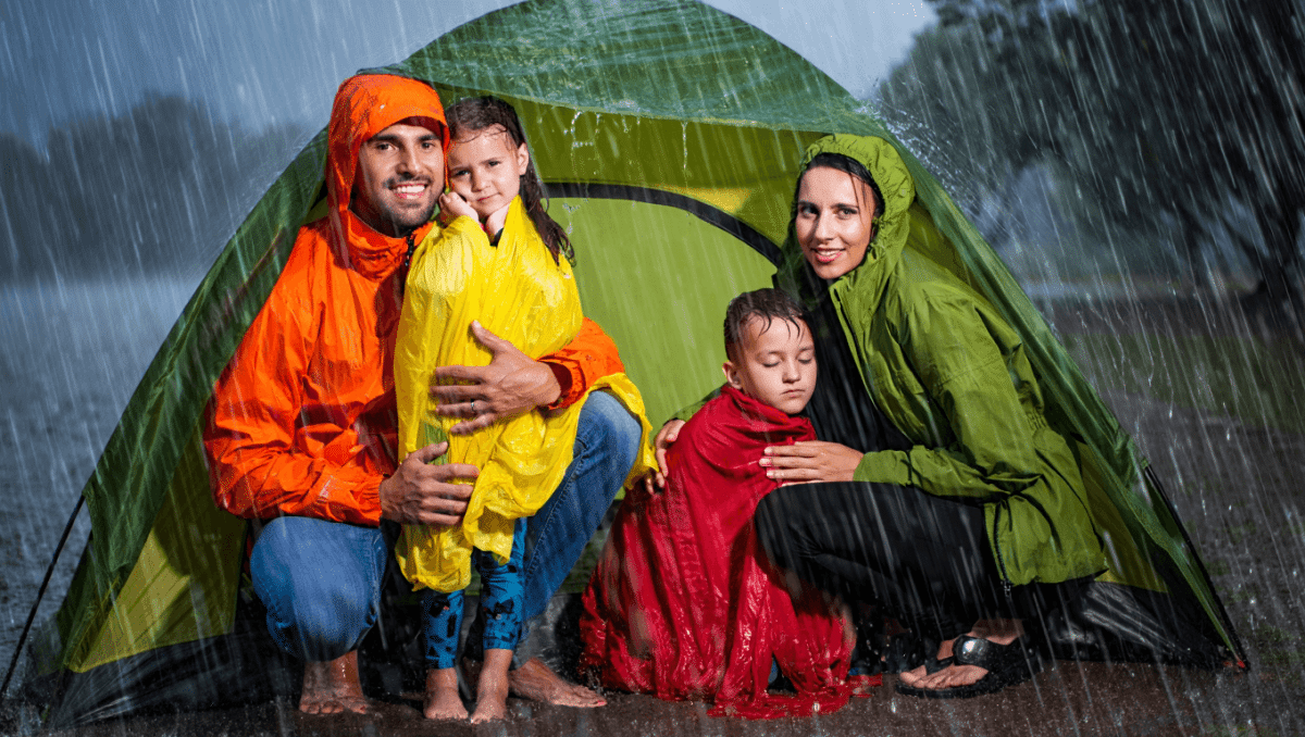 Comment gérer la pluie en camping avec des enfants sans perdre le moral