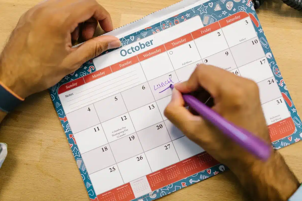 Calendrier avec alertes de prix de vols marquées pour planifier les meilleures dates