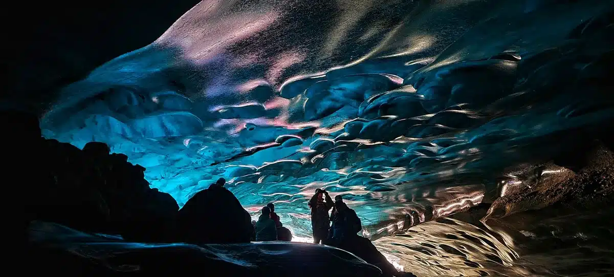 Formations de glace bleue et cristalline dans une grotte glaciaire souterraine