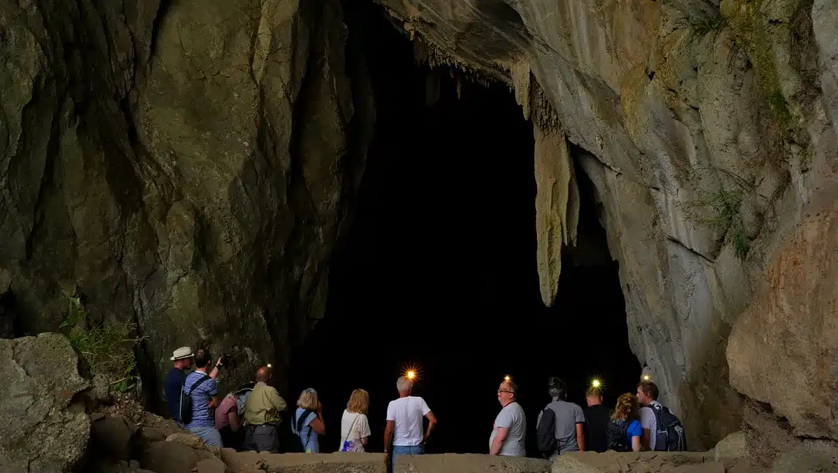 Quelles grottes d'Europe méritent une visite? — Plusieurs cavités se distinguent par leur beauté et leur accessibilité. La sélection inclut des grottes marines, des cavernes calcaires monumentales et des univers de glace aux contrastes saisissants. Parmi les sites à prioriser, on