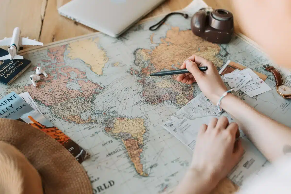 Guide de voyage ouvert avec cartes et informations pratiques pour préparer un itinéraire