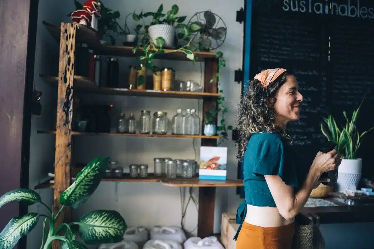 Voyageurs en interaction respectueuse avec une communauté locale dans une destination authentique