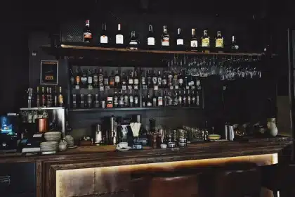 Bar caché avec ambiance intime, verres à cocktails et décor rétro vintage