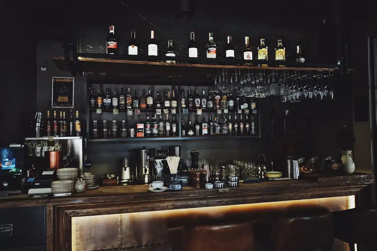 Bar caché avec ambiance intime, verres à cocktails et décor rétro vintage