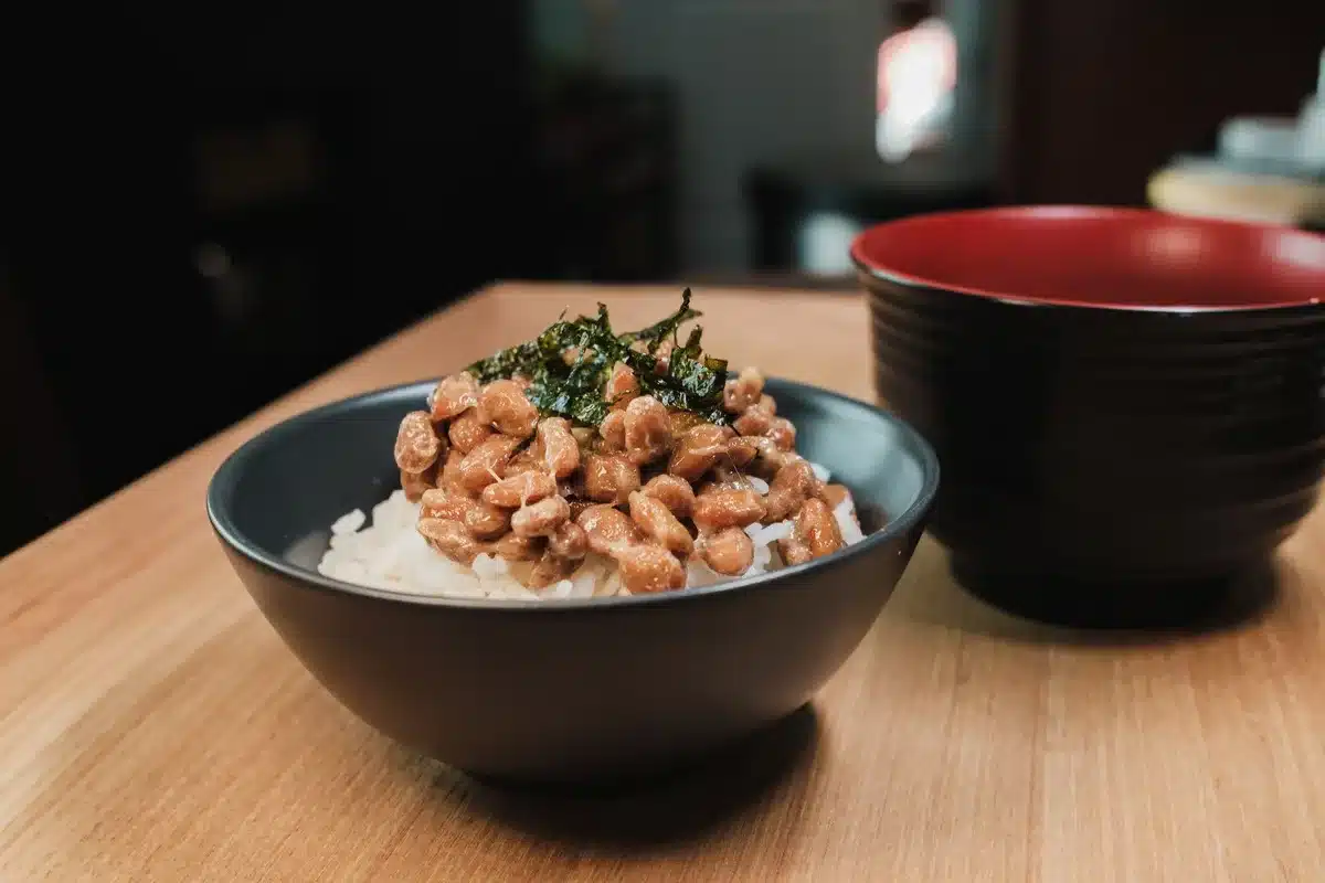 Bol de natto avec ses haricots de soja fermentés et filants