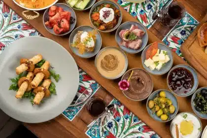 Assiette avec petits déjeuners du monde : porridge, pancakes, toasts et viennoiseries