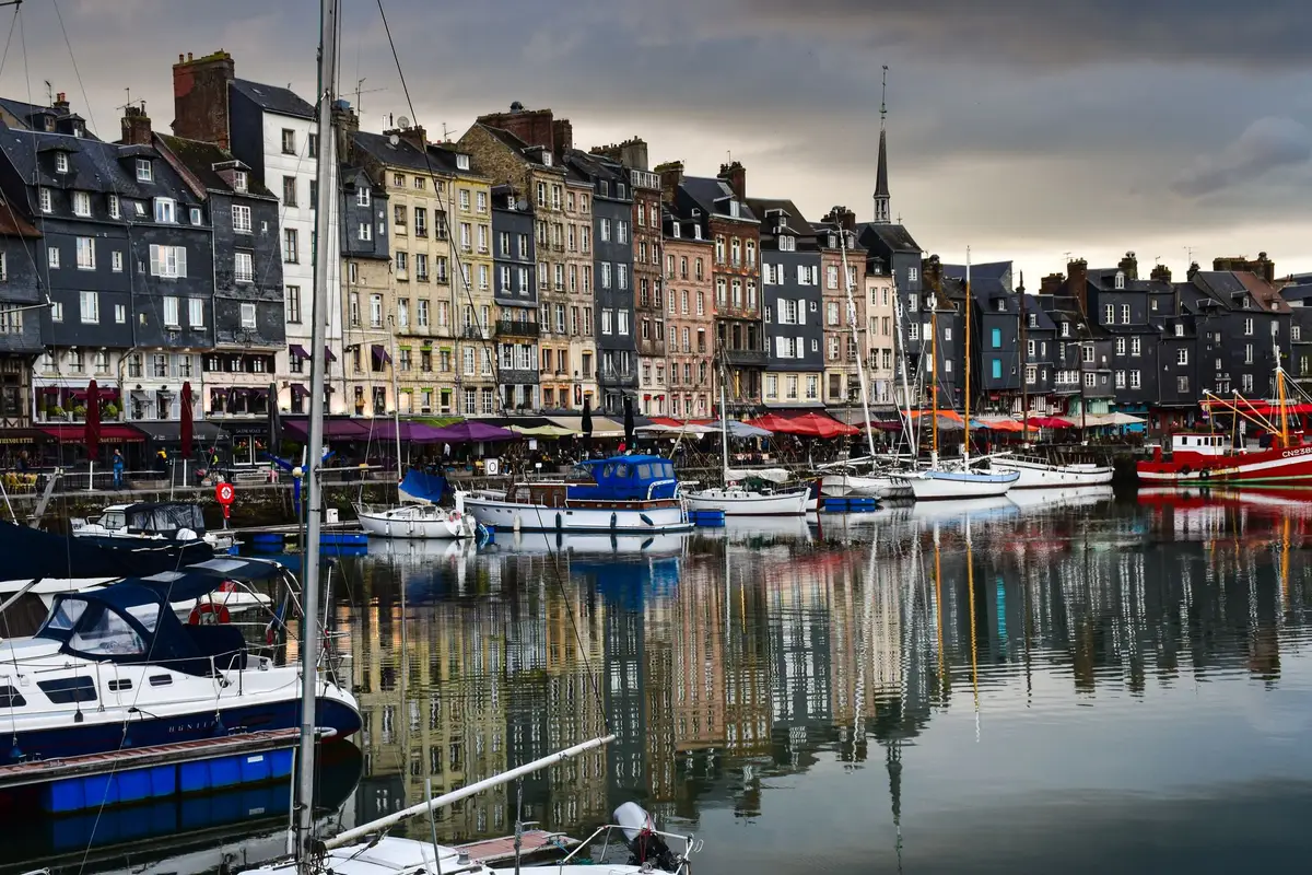 Vue du Vieux Bassin d'Honfleur avec maisons à colombages et bateaux dans le port