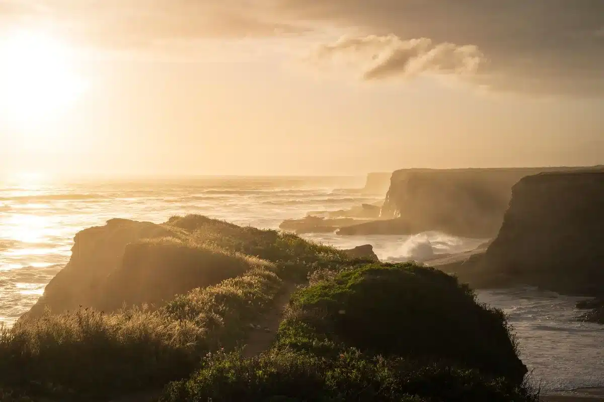 Coucher de soleil sur les falaises côtières du Calvados avec vue dégagée sur la mer