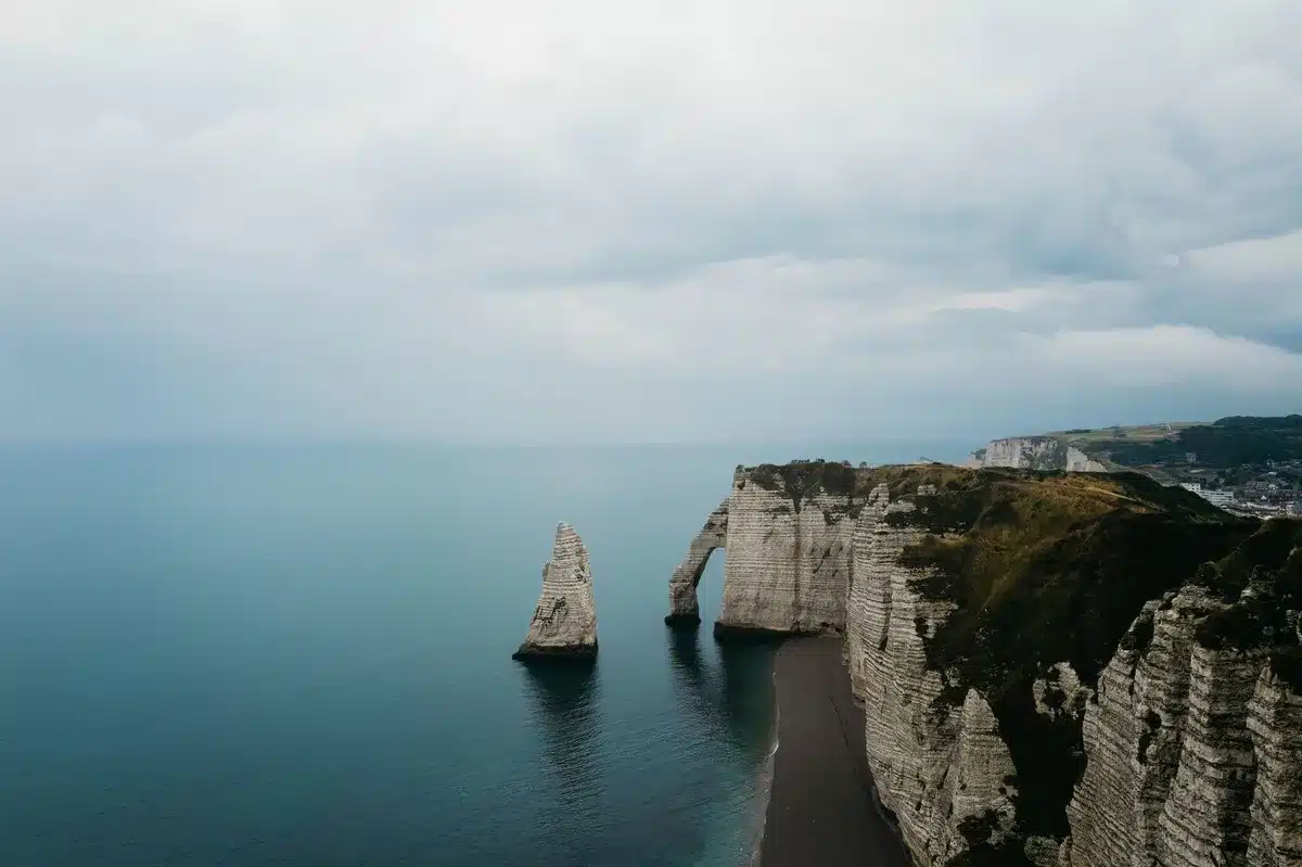 Vue panoramique sur les falaises normandes et la côte du Calvados avec villages côtiers en contrebas