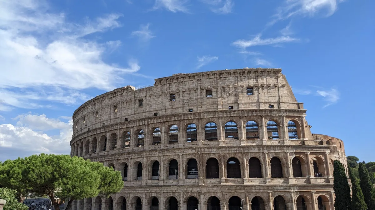 Vue aérienne du Colosseum romain avec ses arches de pierre millénaires