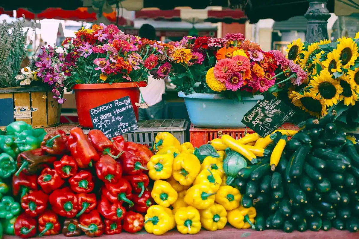 Étal de marché avec fruits et légumes frais colorés et produits locaux