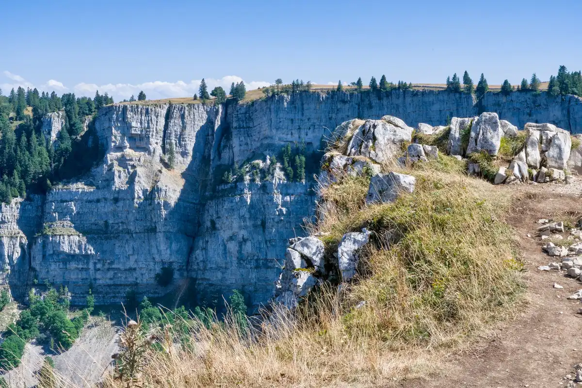 Profonde gorge calcaire avec panoramas vertigineux et végétation alpine