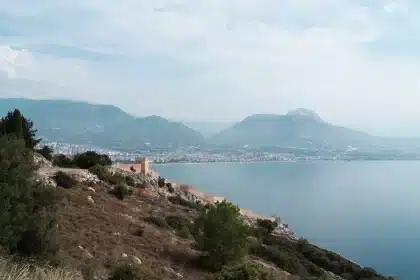 Ancienne forteresse médiévale sur un rocher côtier avec ruelles pavées et vue sur la mer