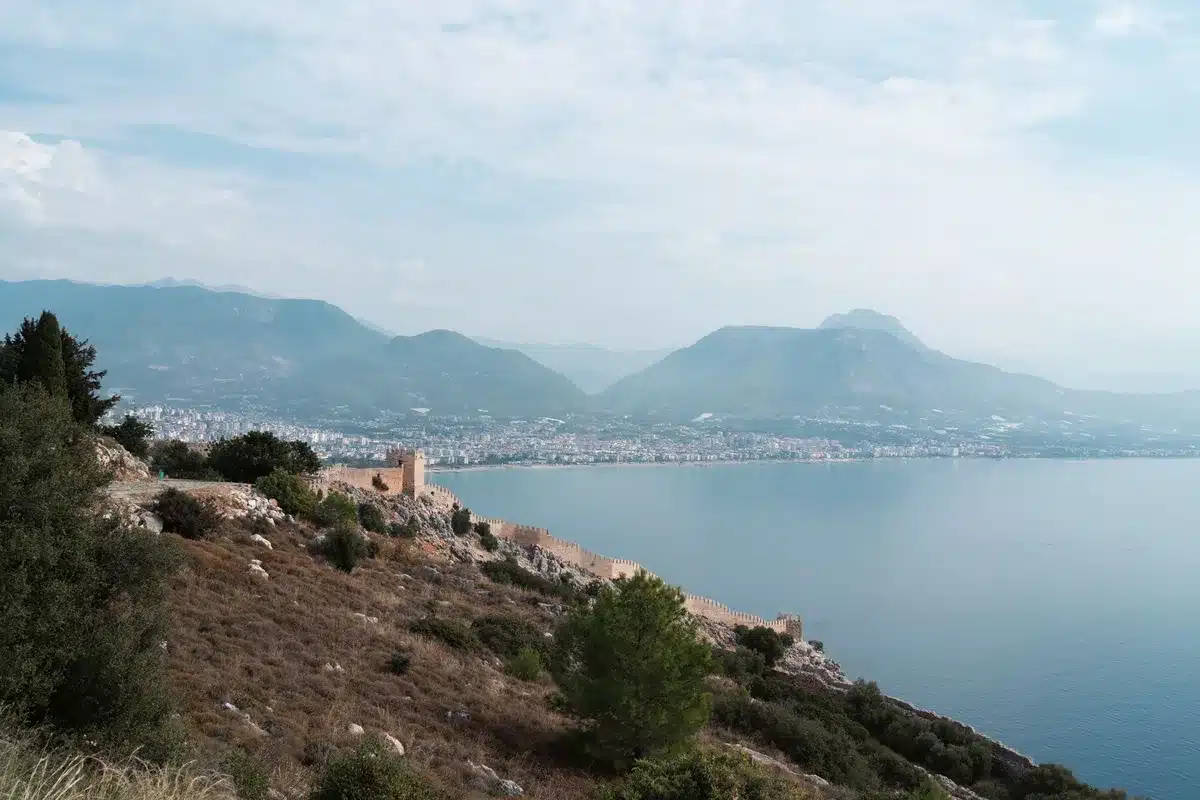 Ancienne forteresse médiévale sur un rocher côtier avec ruelles pavées et vue sur la mer