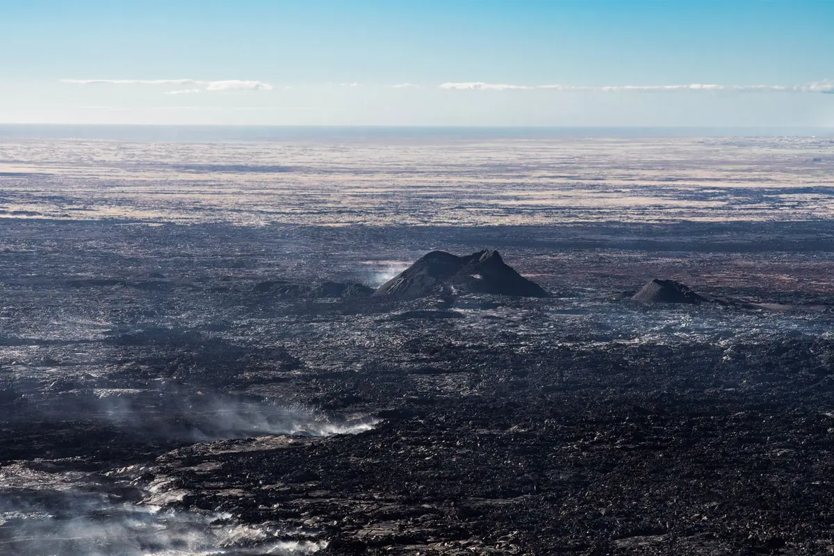 Champs de lave noire et cratères volcaniques du parc de Timanfaya à Lanzarote
