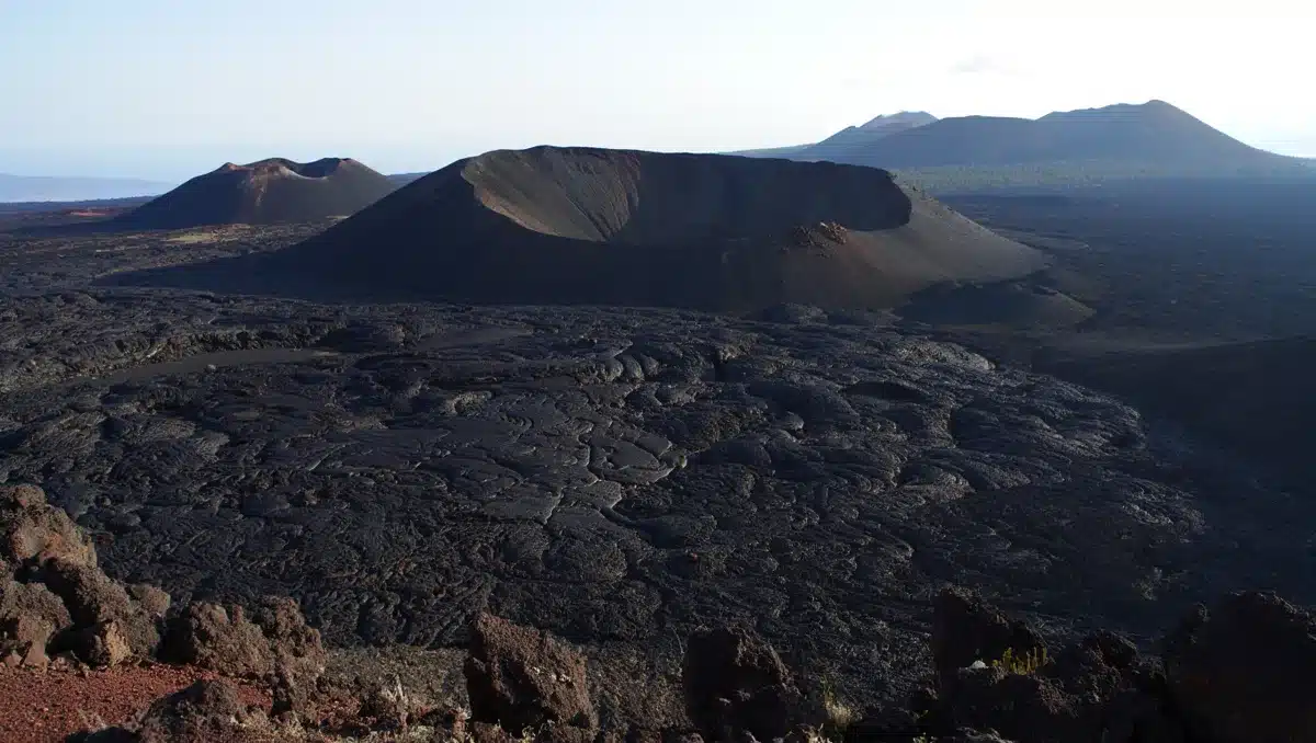 Quels volcans et caldeiras évoquent la Lune? — Plusieurs volcans créent des panoramas irrémédiablement lunaires grâce à leurs coulées, cratères et sols noirs. Ces massifs donnent l’impression d’arpenter un autre monde tout en restant sur la planète Terre.