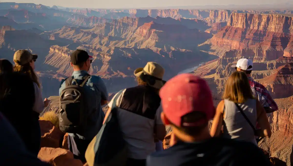 Grand Canyon en Arizona? — Le Grand Canyon offre des couches géologiques monumentales, des falaises sculptées et des panoramas vertigineux. Selon la rive choisie, vous pouvez privilégier des randonnées, des points de vue faciles d’accès ou une vue aérienne en hélicoptère.
