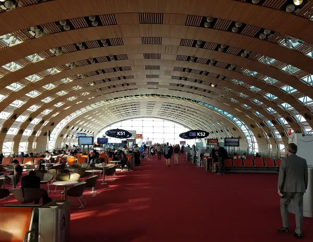 Panneaux d'affichage des vols dans un aéroport français