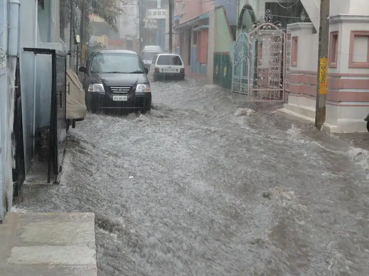 Routes de montagne endommagées et ponts effondrés par les inondations