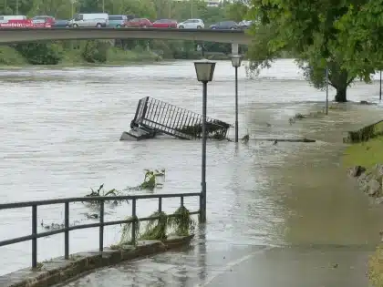 Vallée himalayenne ravagée par les inondations avec routes détruites et débris