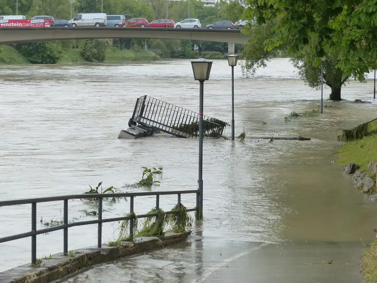 Vallée himalayenne ravagée par les inondations avec routes détruites et débris