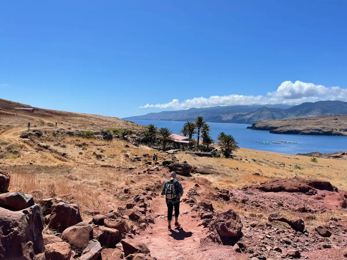 Sentier côtier sinueux offrant une vue panoramique sur la mer Méditerranée
