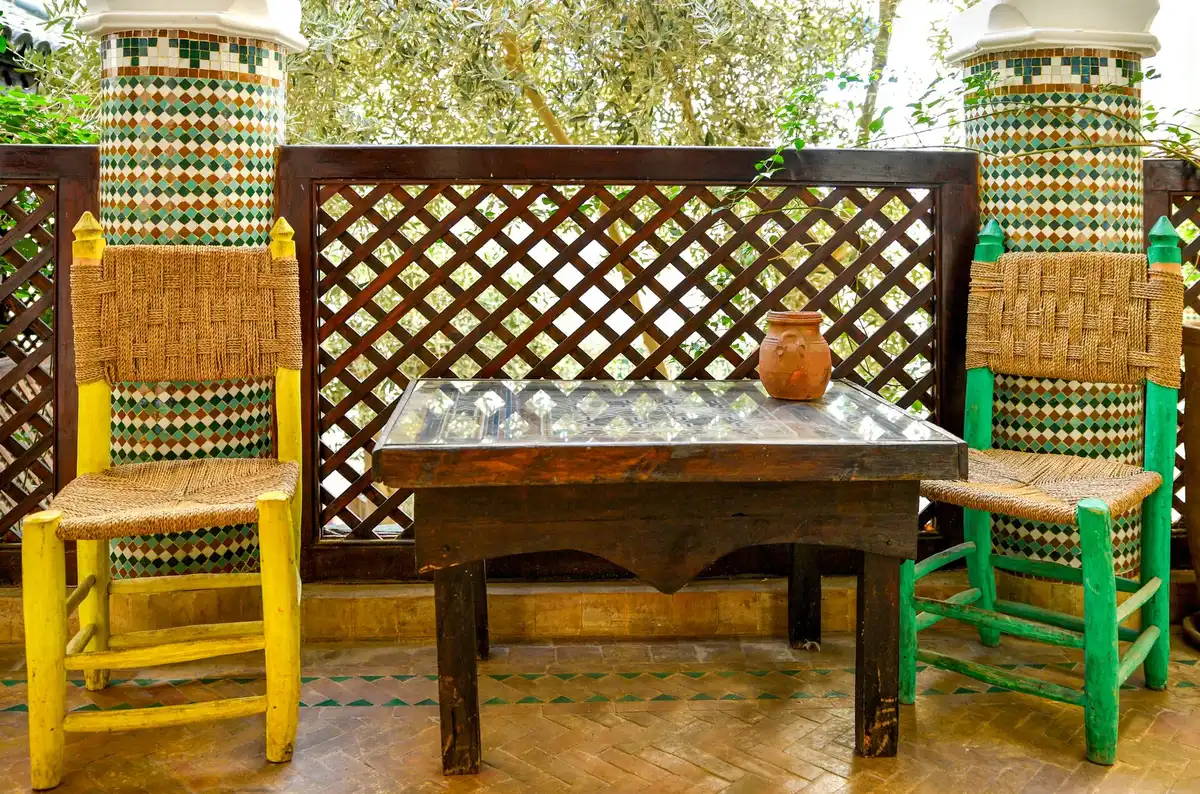Patio traditionnel de riad avec arcades, fontaine et d&eacute;cor marocain