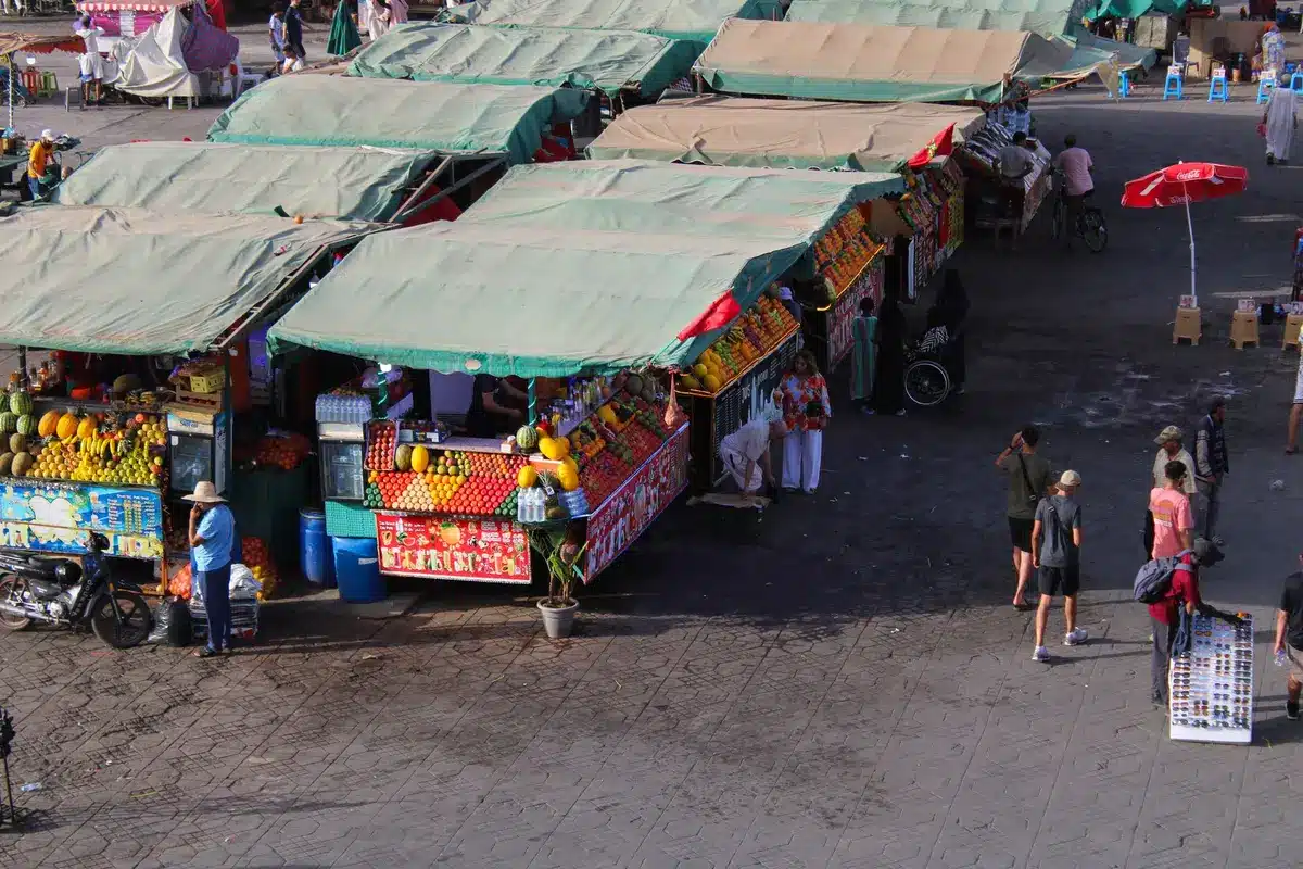 Souk marocain avec étals de produits artisanaux et passants