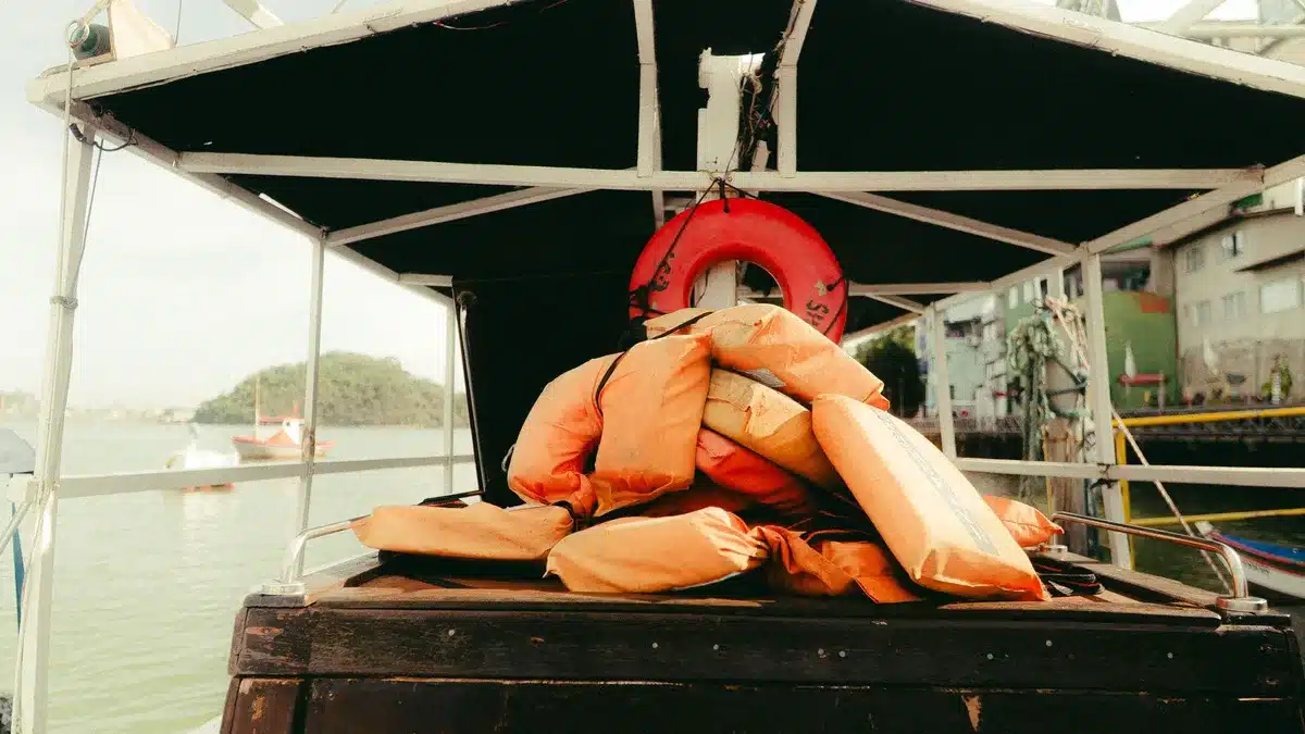 Gilets de sauvetage et équipements de sécurité disposés sur le pont d'un bateau
