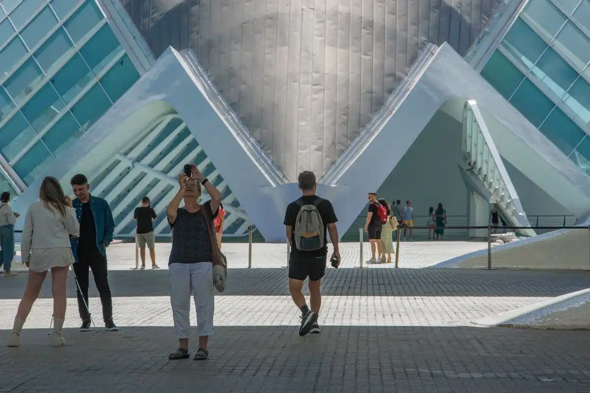 Bâtiments architecturaux modernes dans un centre urbain attirant des visiteurs et contribuant au développement économiqu