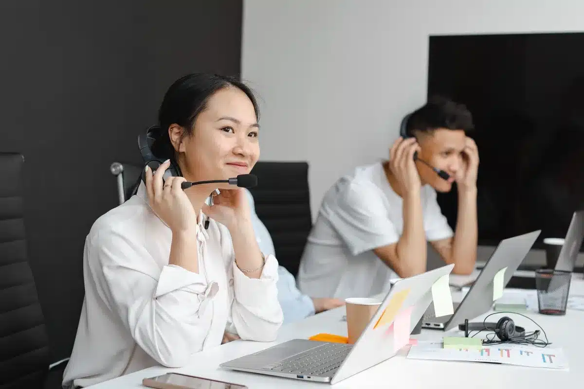 Agent de voyage discutant avec un client pour rassurer sur les options de voyage