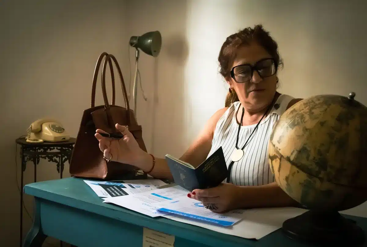 Agence de voyages avec documents de réservation et calendrier estival sur un bureau