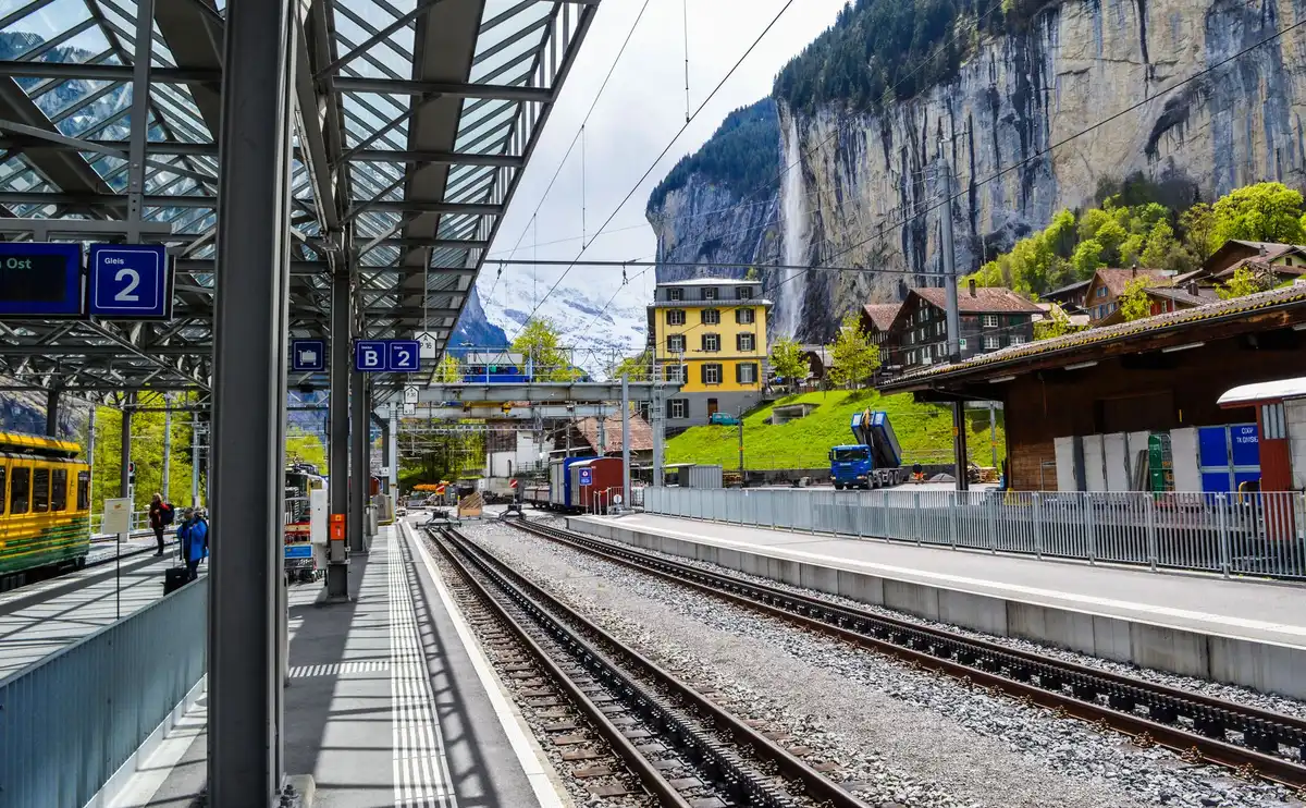 Village alpin suisse avec acc&egrave;s ferroviaire et h&eacute;bergements de montagne