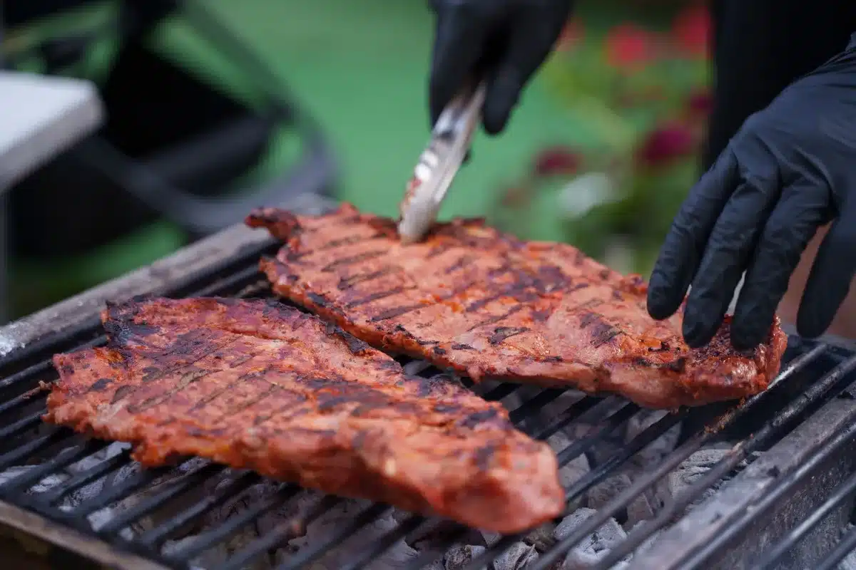 Bistecca alla Fiorentina grillée sur braises vives avec croûte caramélisée dorée