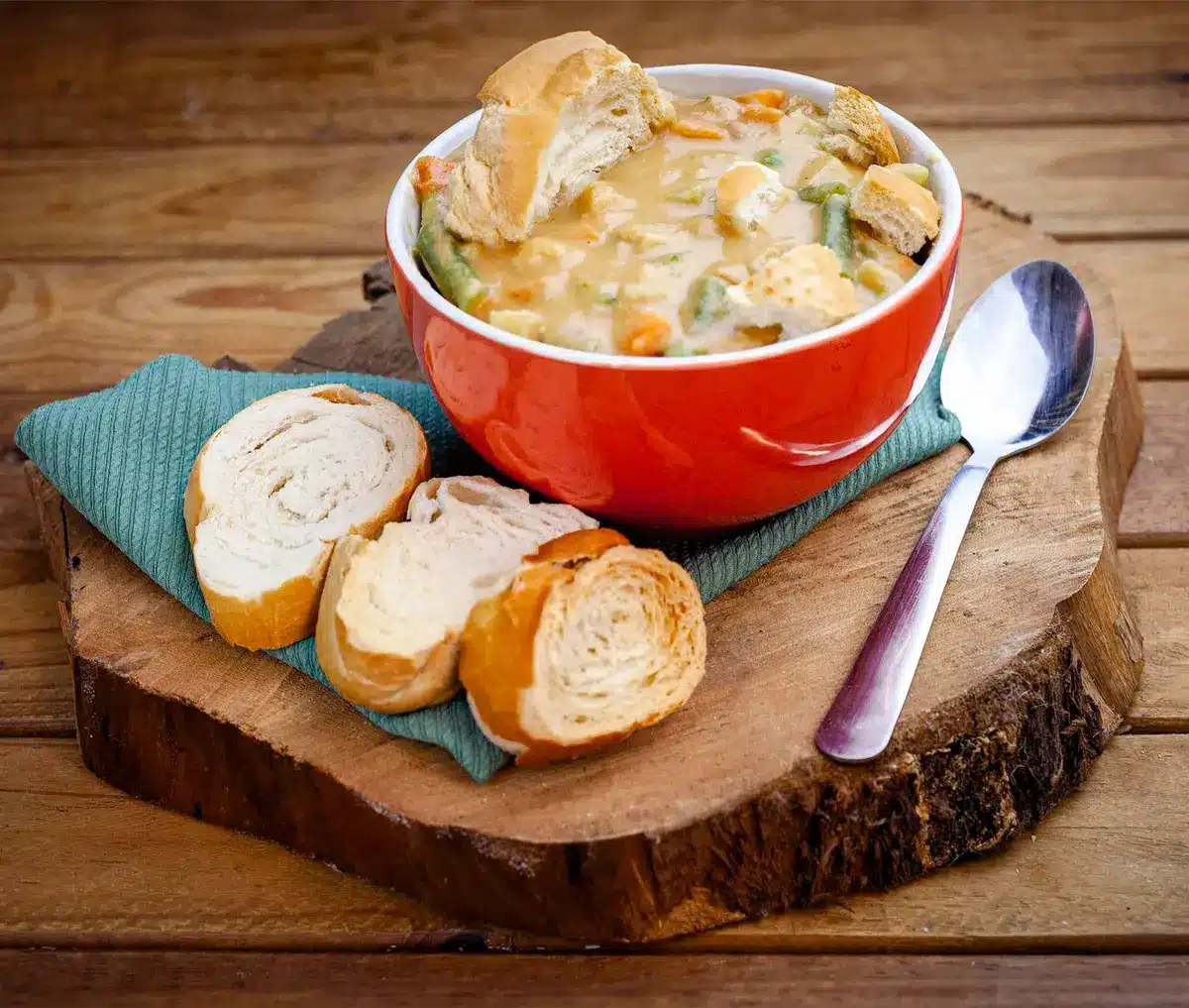 Ribollita toscane servie dans un bol blanc avec chou noir, haricots et pain grillé