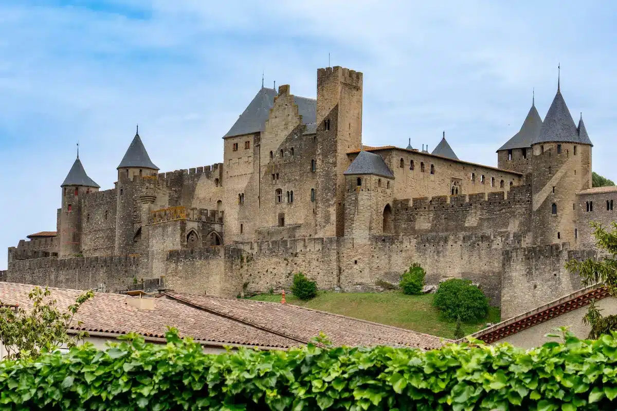 Remparts médiévaux de Carcassonne dominant la région depuis les hauteurs