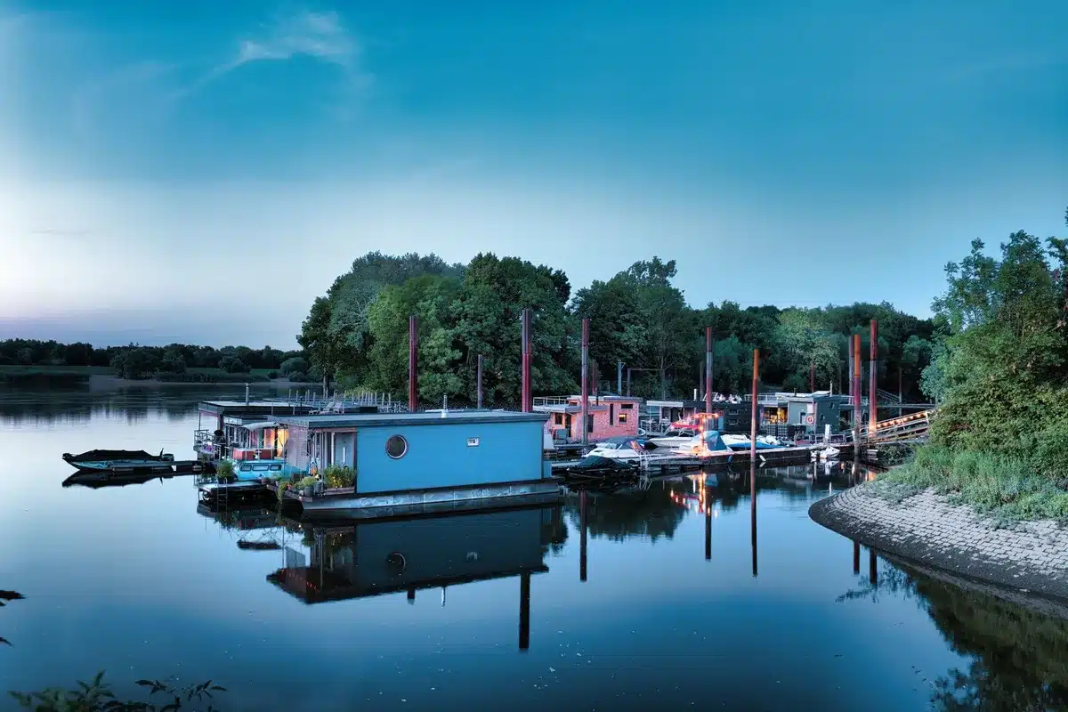 Péniche amarrée prête pour la location avec équipements de tourisme fluvial