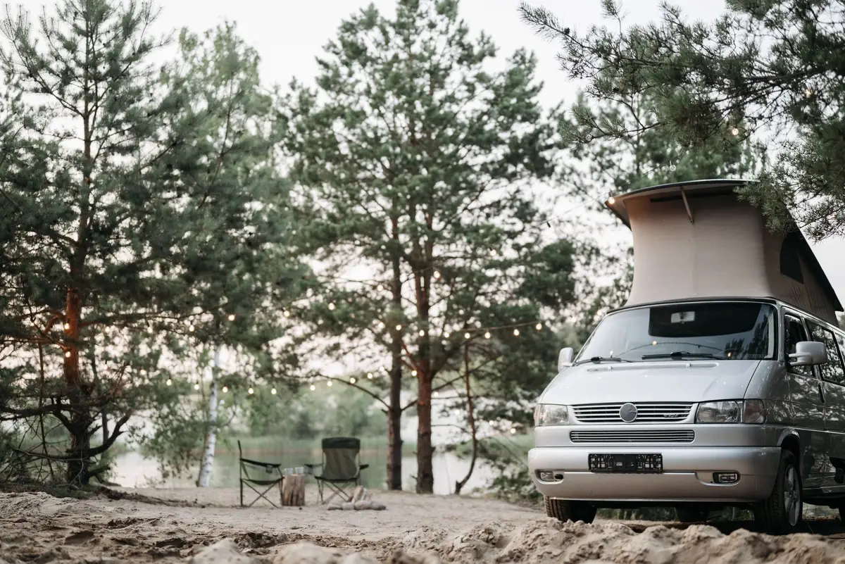 Comparaison entre un van aménagé et une voiture pour road trip