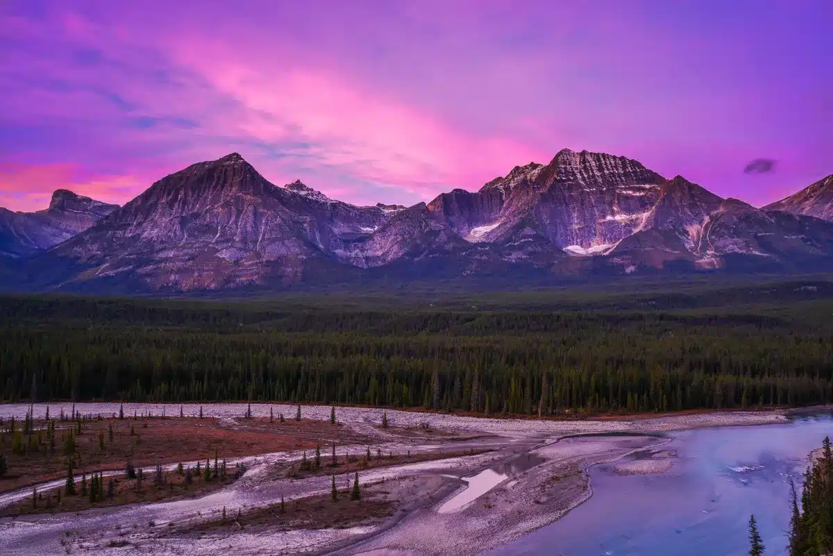 Paysage spectaculaire d'un parc national avec formations rocheuses et ciel coloré