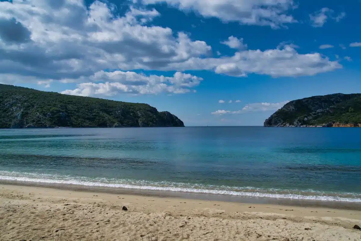 Paysage côtier méditerranéen en automne avec plages et falaises