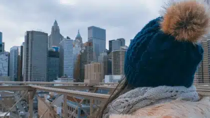 Touriste tenant un pass pour les attractions de New York avec la skyline en arrière-plan