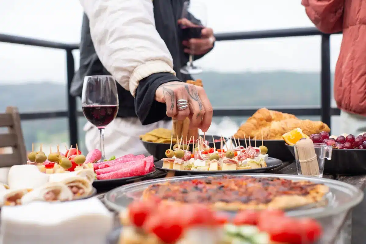 Plateau de tapas et verres de vin servis lors d'une réception professionnelle