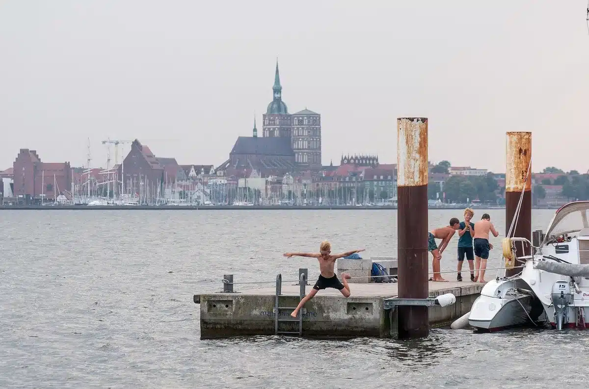 Baigneurs profitant des berges de la Limmat par beau temps à Zurich