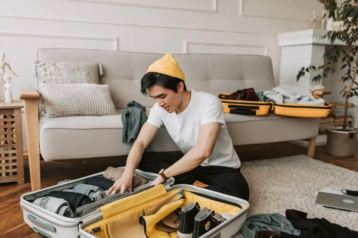 Valise ouverte avec vêtements et documents de voyage prêts pour le départ