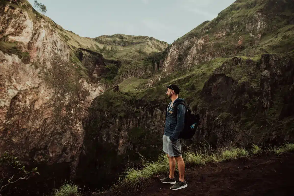 Voyageur en randonnée dans un paysage montagneux ou naturel