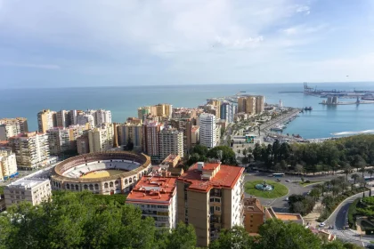 Touristes et visiteurs circulant dans une place animée d'Espagne avec hôtels et commerces
