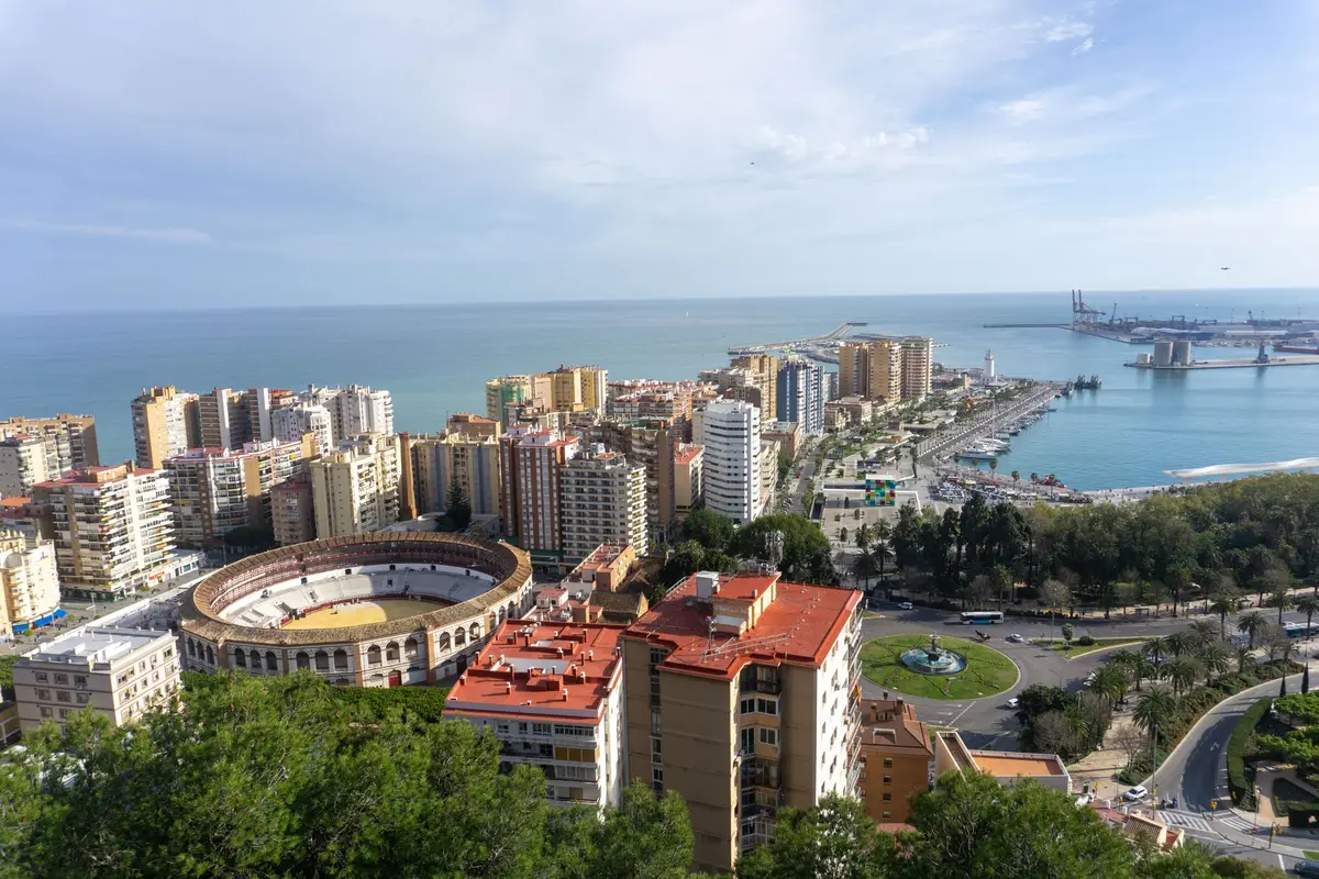 Touristes et visiteurs circulant dans une place animée d'Espagne avec hôtels et commerces